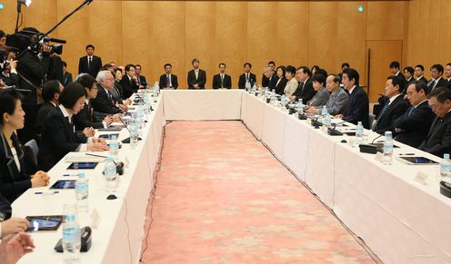 安倍总理在总理大臣官邸召开了高度信息通信网络社会推进战略本部(IT综合战略本部)会议。