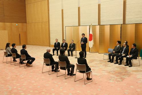 安倍总理在总理大臣官邸，向舍己救人的勇士们颁发了内阁总理大臣感谢状。