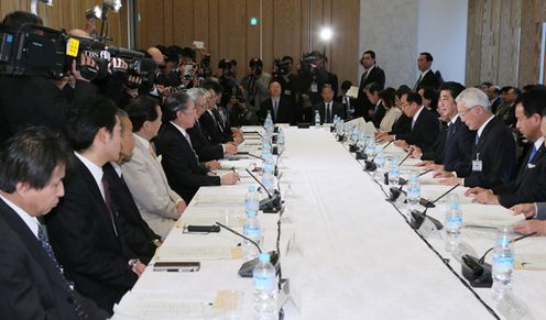 安倍总理在总理大臣官邸召开了第6次机器人革命实现会议。