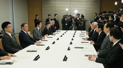 安倍总理在总理大臣官邸召开了“关于在叙利亚发生的威胁杀害日本人质事件的相关阁僚会议”。