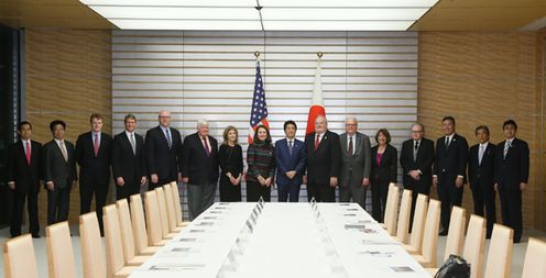 安倍总理在总理大臣官邸接受了美国议会日本研究小组成员的拜会。