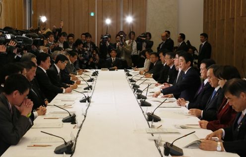 安倍总理在总理大臣官邸召开了第15次复兴推进会议及第39次原子能灾害对策本部会议的联合会议。