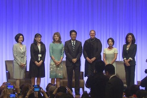 安倍总理出席了在东京都内举行的“2015 ACCJ Women in Business Summit”。