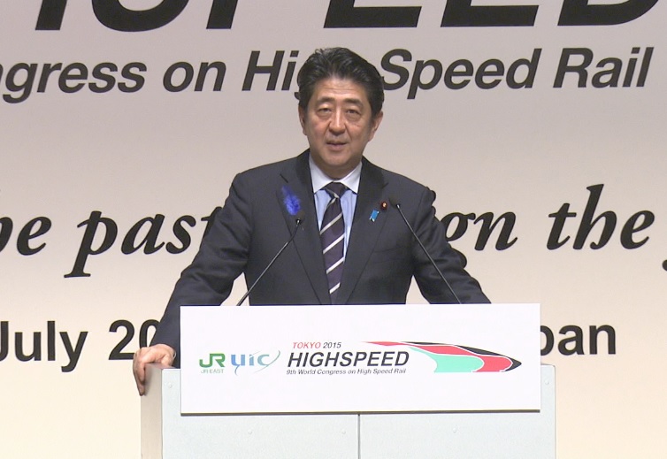 安倍总理出席了在东京都内举办的第9届UIC世界高速铁路大会开幕式。