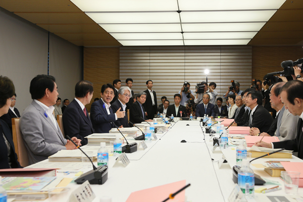 安倍总理在总理大臣官邸召开了第31次教育再生实行会议。