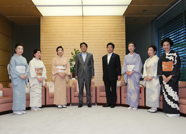 安倍总理在总理大臣官邸接受了全国旅馆老板娘集会代表的访问。
