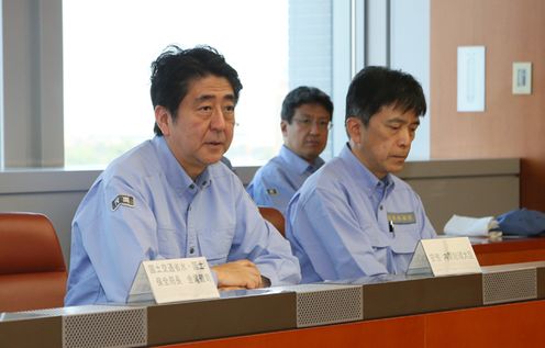 安倍总理为了视察台风第18号等造成的灾害状況，访问了茨城县及栃木县。