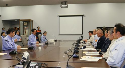 安倍总理为了视察台风第18号等造成的灾害状況，访问了茨城县及栃木县。