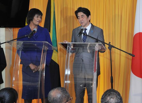 安倍总理访问了牙买加。