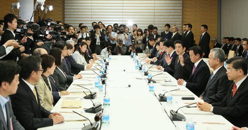 安倍总理在总理大臣官邸召开了第1次一亿总活跃国民会议。