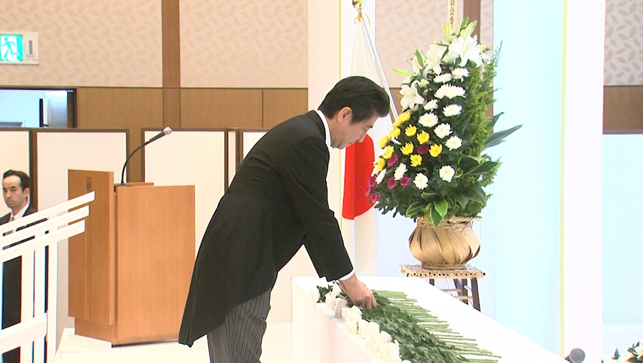 安倍总理出席了在东京都内举行的全国警察警务殉职烈士・协助警察警务工作殉难者追悼会。