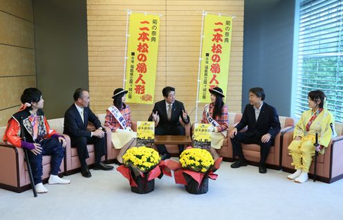 安倍总理在总理大臣官邸接受了菊花姑娘与二本松少年队的拜访。