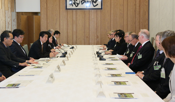 安倍总理在总理大臣官邸接受了日德论坛出席人员一行的拜会。