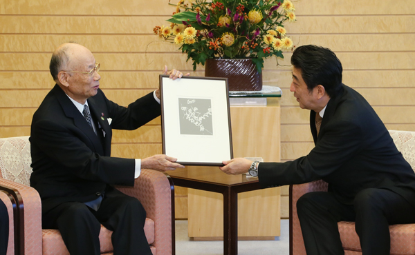 安倍总理在总理大臣官邸接受了2015年诺贝尔奖获得者的拜访。