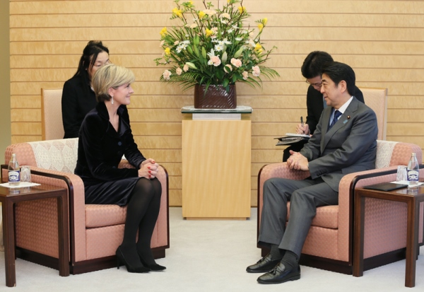 安倍总理在总理大臣官邸接受了澳大利亚联邦外交部长茱莉・毕晓普的拜会。