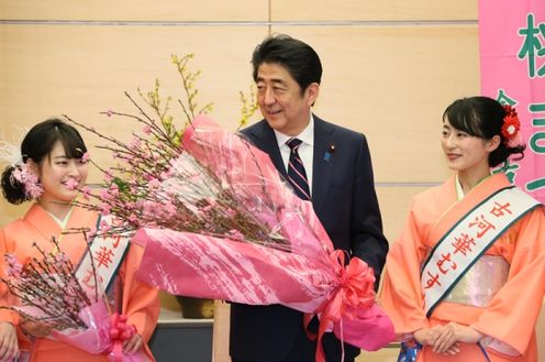 安倍总理在总理大臣官邸接受了古河华姑娘的拜访。