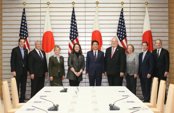安倍总理在总理大臣官邸接受了美国议会日本研究小组一行的拜会。