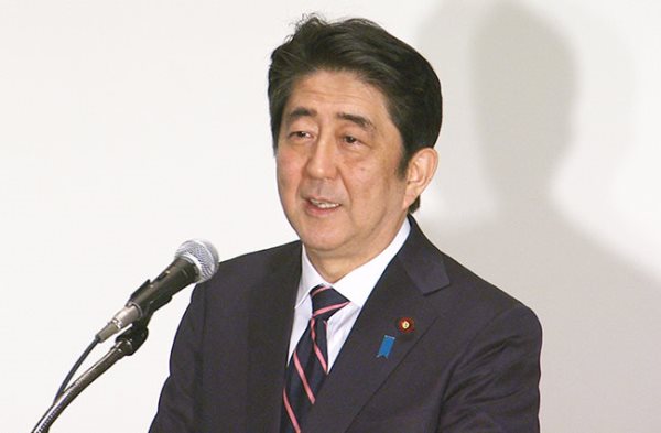 安倍总理出席了在东京都内举行的“女干部研讨会”招待会。