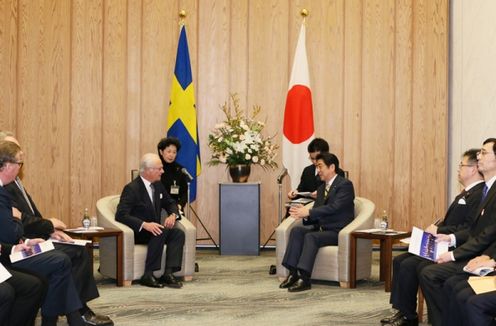 安倍总理在总理大臣官邸与瑞典国王卡尔十六世古斯塔夫以及科学技术代表团一行进行了恳谈。