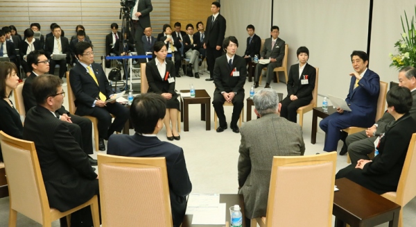 安倍总理在总理大臣官邸出席了面向“‘日本一亿总活跃计划’的制定与以钟点工及合同工形式工作的人士的恳谈会”。