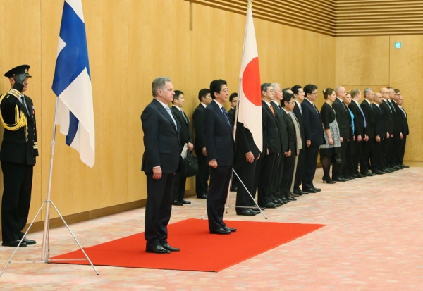 安倍总理在总理大臣官邸与芬兰共和国绍利·尼尼斯托总统举行了首脑会谈等。