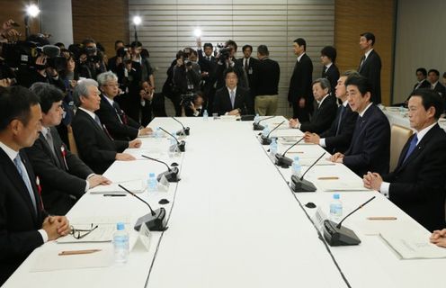 安倍总理在总理大臣官邸召开了2016年第3次经济财政咨询会议。