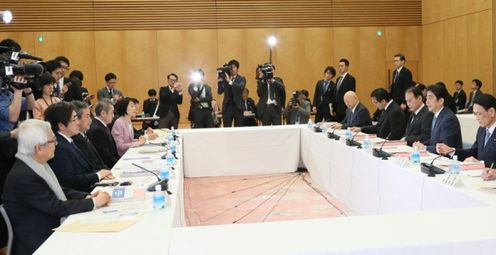 安倍总理在总理大臣官邸召开了第2次教育再生实行会议提议后续会议。