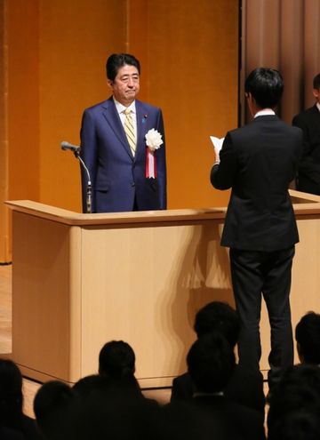 安倍总理出席了在东京都内举行的第50届国家公务员联合初任培训的开课仪式，并作了训示。