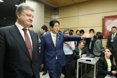 安倍总理在总理大臣官邸与乌克兰总统彼得·波罗申科举行了首脑会谈等。