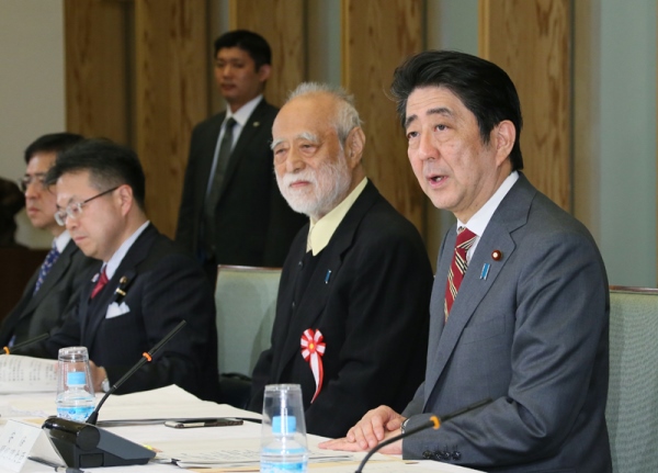 安倍总理在总理大臣官邸召开了第3次“日本之美”综合项目恳谈会。
