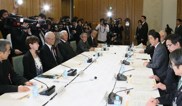 安倍总理在总理大臣官邸召开了第3次“日本之美”综合项目恳谈会。