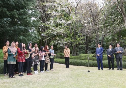 安倍总理在总理大臣官邸接受了印度尼西亚学生日语剧团“en塾”代表的拜会。
