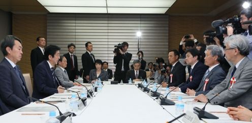 安倍总理在总理大臣官邸召开了2016年第7次经济财政咨询会议。