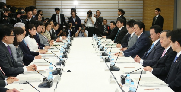 安倍总理在总理大臣官邸召开了第7次一亿总活跃国民会议。