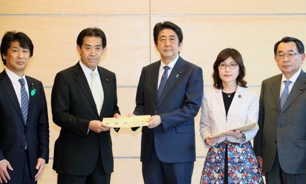 安倍总理在总理大臣官邸接受了自由民主党“日本经济再生本部”以及“一亿总活跃推进本部”的要求。