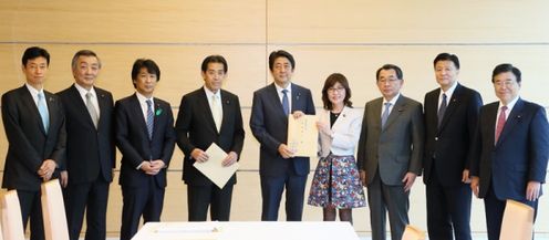 安倍总理在总理大臣官邸接受了自由民主党“日本经济再生本部”以及“一亿总活跃推进本部”的要求。