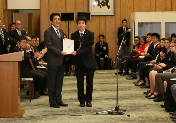安倍总理在总理大臣官邸接受了“2016年青少年峰会in三重”参加者的拜会。