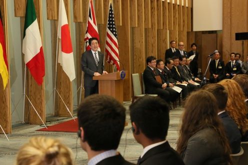 安倍总理在总理大臣官邸接受了“2016年青少年峰会in三重”参加者的拜会。