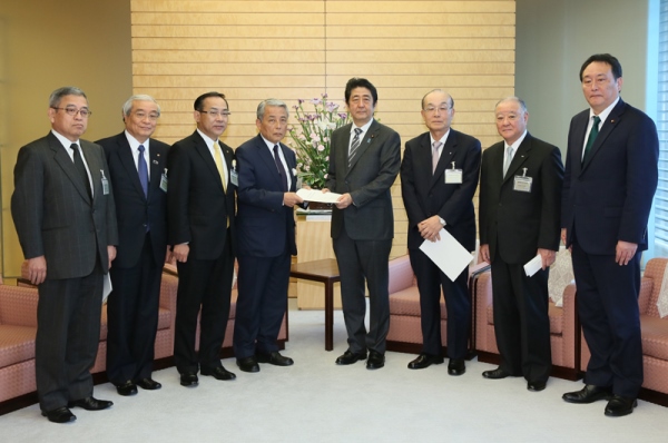 安倍总理在总理大臣官邸接受了九州经济四团体提出的“有关‘2016年熊本地震’灾害重建紧急要求”。