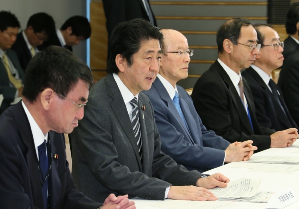 安倍总理在总理大臣官邸出席了“2016年震源在熊本县熊本地区的地震紧急灾害对策本部会议”（第18次）。