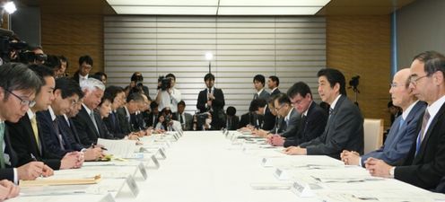 安倍总理在总理大臣官邸出席了“2016年震源在熊本县熊本地区的地震紧急灾害对策本部会议”（第18次）。