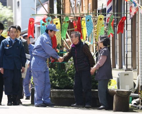 安倍总理为了视察熊本地震造成灾害状况，访问了大分县以及熊本县。