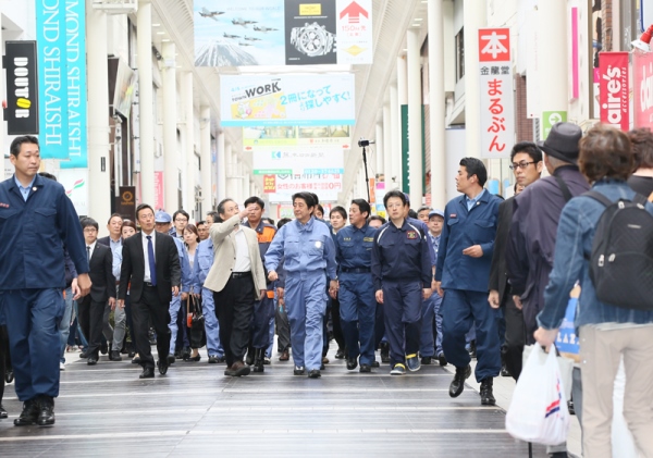 安倍总理为了视察熊本地震造成灾害状况，访问了大分县以及熊本县。