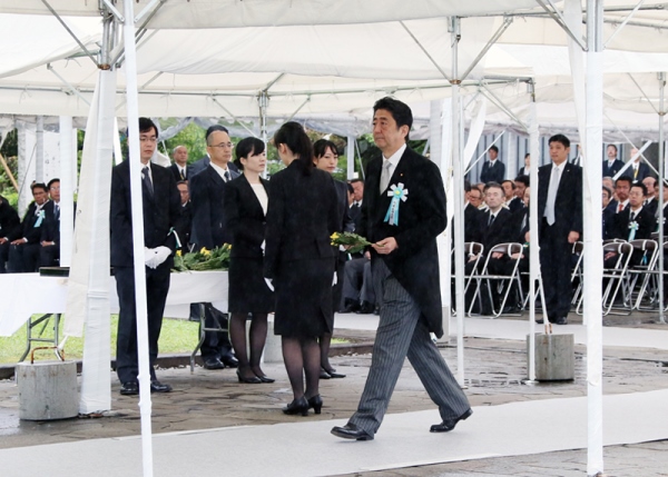 在常陆宫亲王殿下与亲王妃殿下的莅临之下，安倍总理出席了在千鸟之渊战殁者墓苑举行的祭拜仪式。