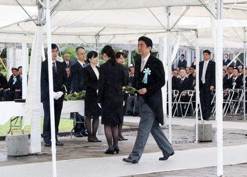 在常陆宫亲王殿下与亲王妃殿下的莅临之下，安倍总理出席了在千鸟之渊战殁者墓苑举行的祭拜仪式。