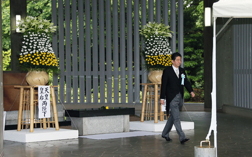 在常陆宫亲王殿下与亲王妃殿下的莅临之下，安倍总理出席了在千鸟之渊战殁者墓苑举行的祭拜仪式。