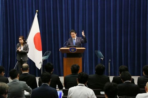 安倍总理在总理大臣官邸举行了记者招待会。