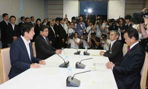 安倍总理在总理大臣官邸出席了第2次面向稳定金融市场的政府・日本银行紧急会议。