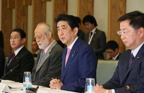 安倍总理在总理大臣官邸召开了第4次“日本之美”综合项目恳谈会，以及第1次日本趣味2018综合推进会议。