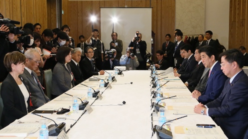 安倍总理在总理大臣官邸召开了第4次“日本之美”综合项目恳谈会，以及第1次日本趣味2018综合推进会议。